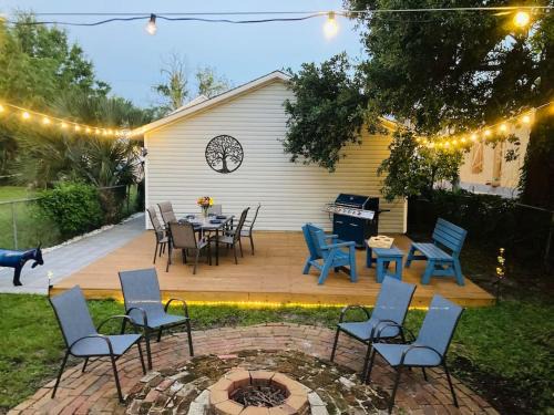 Downtown Casa | Pensa-Cozy Downtown bungalow, w/backyard oasis!