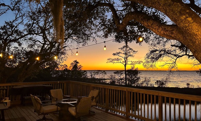 Florida Panhandle Casa | Pensacola Bay waterfront! Close to Pensacola and Navarre beach , amazing sunsets