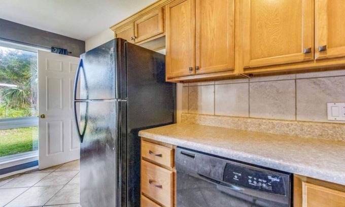 West Pensacola Casa | Pensacola Home 3 BR & 2 BA & Ping Pong table, kitchen & laundry, yard for Pets.