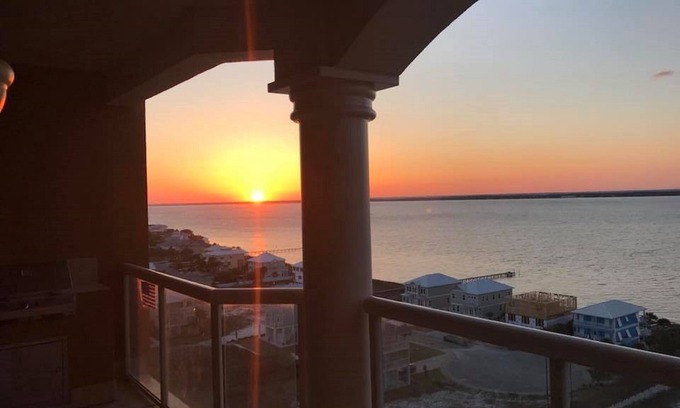 Pensacola Beach Condominio | Impresionantes puestas de sol y hermosas vistas de la bahía en la playa de Pensacola!Esta unidad PUEDE DORMIR 9