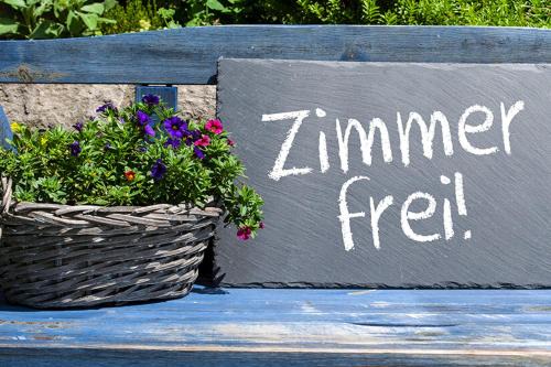 Glarus Sued Casa | Pension Bergzeit - Die Älpler Suite mit eigener Terrasse