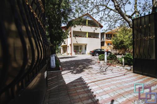 Douazeci si Trei August Casa | Pension Nina