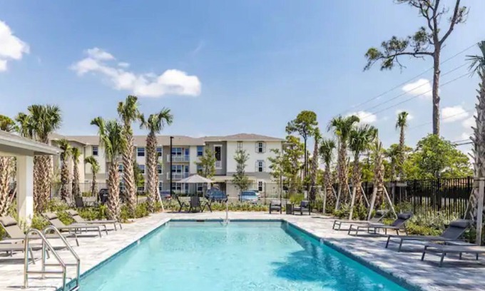 Greenacres Apartamento | 'penta' at Aviara Green - Modern Apartment & Pool