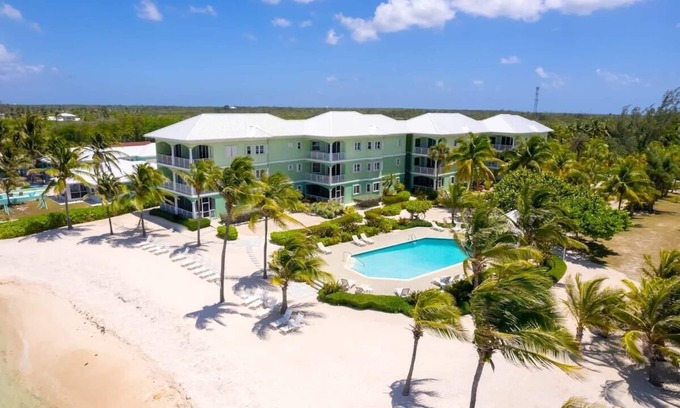 Old Man Bay Condominio | Penthouse 2 Bd/Bth Beachfront Condo w/ Heated Pool