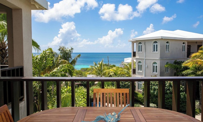 Shoal Bay Condominio | Penthouse 2 Bedroom Condo- Shoal Bay! 2 King Suites, complimentary beach chairs on Shoal Bay!