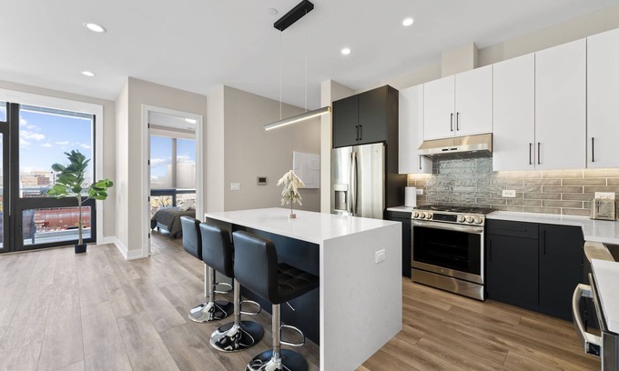 Lower West Side Apartamento | Penthouse 3bd/2ba New Chicago Condo w/Balcony