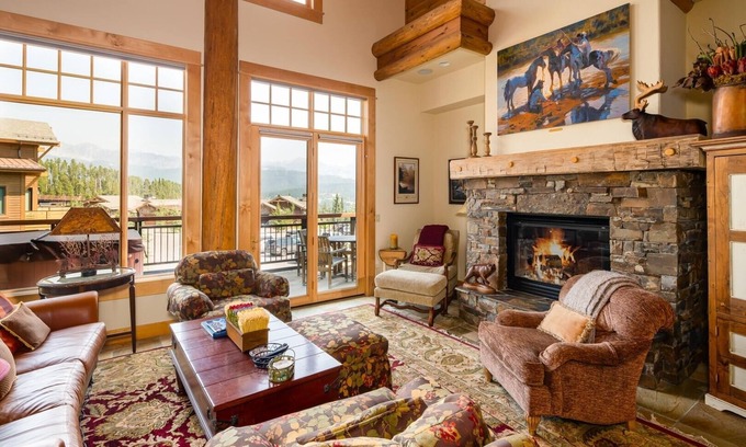 Saddle Ridge Cabina | Penthouse 4 (3-Bedroom) with Mountain view by Moonlight Basin Lodging