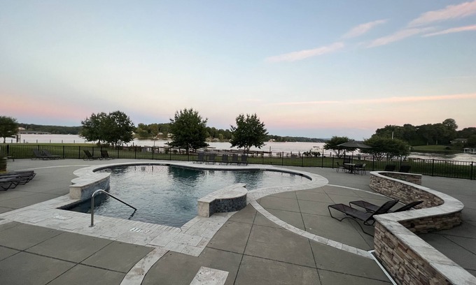 Westlake Corner Condominio | Penthouse 4BR 3BA waterfront at Bridgewater w/pool