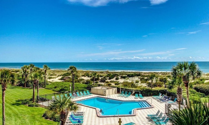Amelia City Condominio | Inmaculado, actualizado condominio de lujo frente al mar!