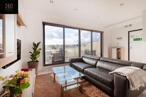 Tal-Ghoqod Apartamento | Penthouse and BBQ Kitchen Island & Massive living by 360 Estates