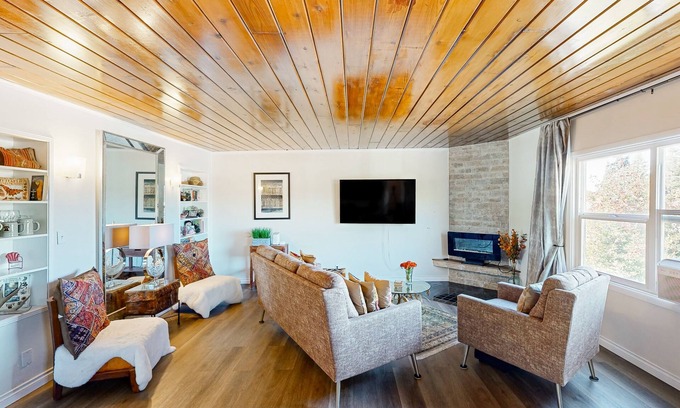 West Eugene Apartamento | Penthouse apartment with private patio, grill, WiFi, workspace, shared W/D