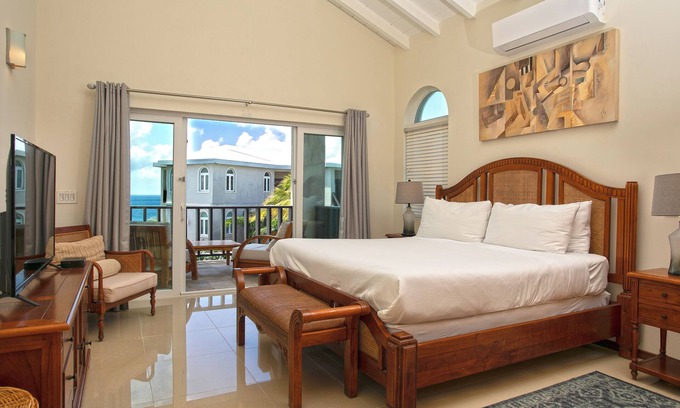 Shoal Bay Condominio | Penthouse Condo- full kitchen, walk to Shoal Bay, complimentary beach chairs on Shoal Bay & Concierge!
