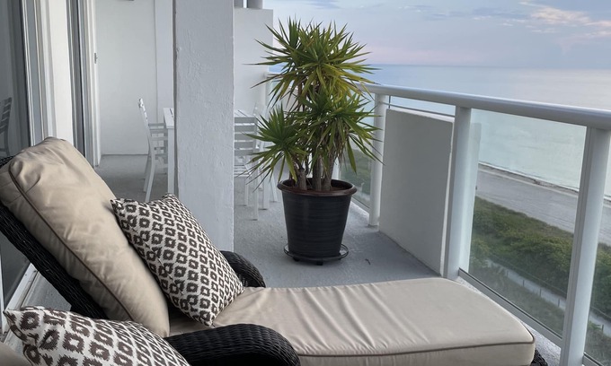 Surfside Condominio | Penthouse Condo, with stunning ocean views