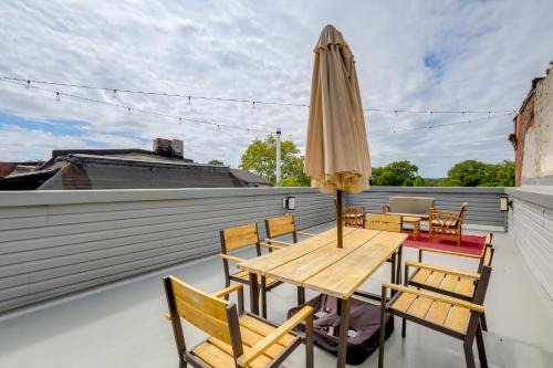 North Philadelphia West Apartamento | Penthouse Condo with Rooftop Deck in Philadelphia!