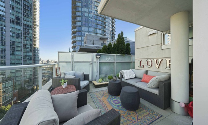Strathcona Condominio | Penthouse DT 2bed 2bath Rooftop Patio w/Parking