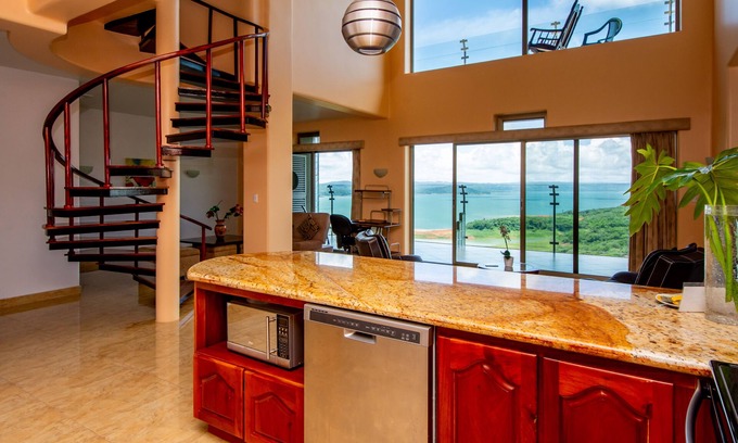 Naranjos Agrios Condominio | ATICO en LAGO ARENAL con PISCINA, COCINA COMPLETA
