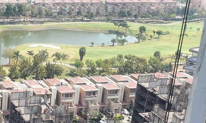 Noida Cama Y Desayuno | PENTHOUSE luxurious spacious Golf facing 3 Bedroom with attached washrooms