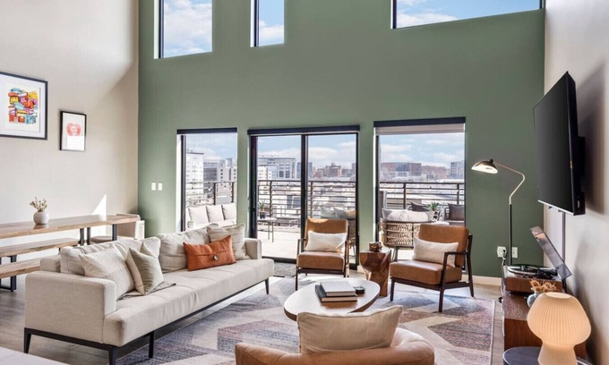 The Gulch Condominio | Penthouse Luxury w/ Pool, Patio & City View - Walk to Broadway