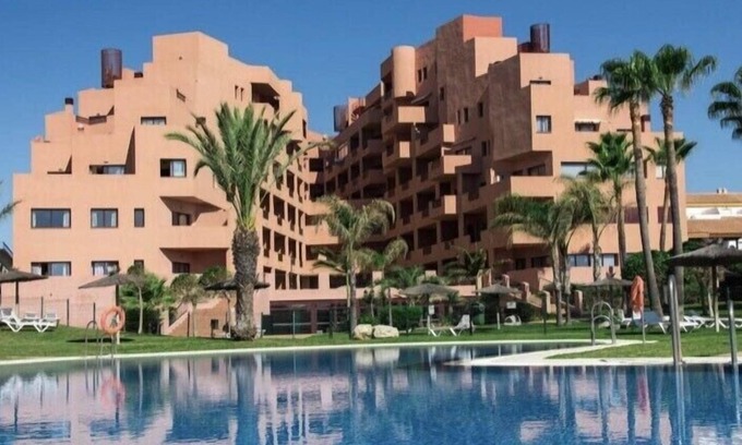 Puerto de la Duquesa Apartamento | PENTHOUSE ON THE SEAFRONT with fantastic pools and gardens in Manilva