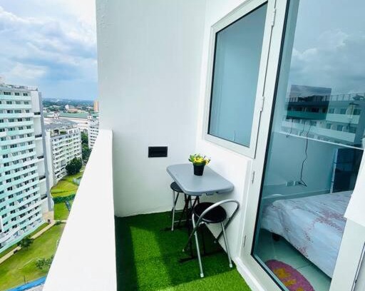 Matandang Balara Apartamento | Penthouse Unit @ 19 floor w/ Balcony. Studio type.