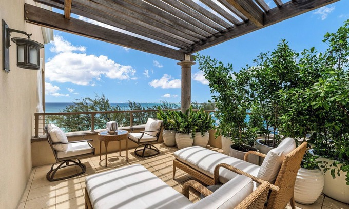 Seven Mile Beach Condominio | Penthouse View Residence steps away from the Beach at The Ritz-Carlton