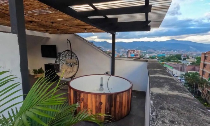 Lalinde Apartamento | Penthouse w/ hot tub lleras park / Great location / Guest friendly