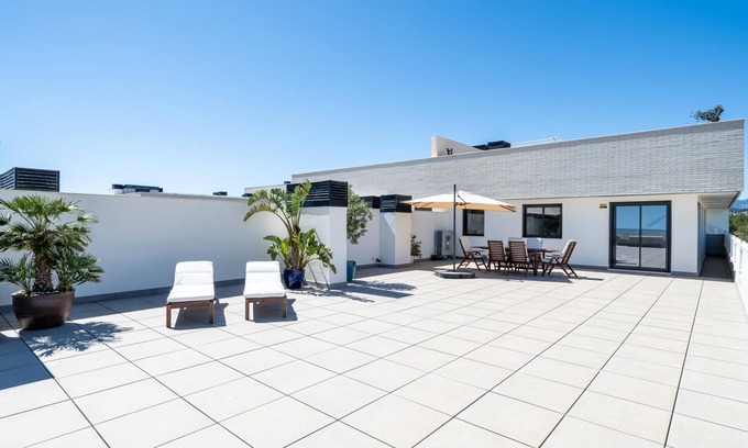 Roques Daurades Apartamento | Ático con solarium privado y piscina frente mar