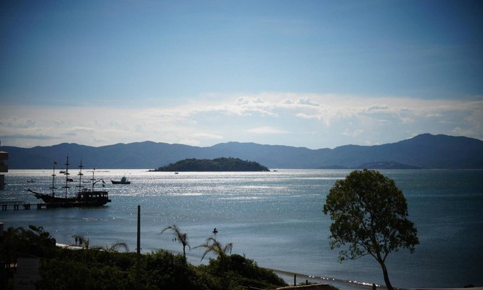 Cachoeira do Bom Jesus Apartamento | Penthouse with swimming pool, barbecue and wonderful sea views.