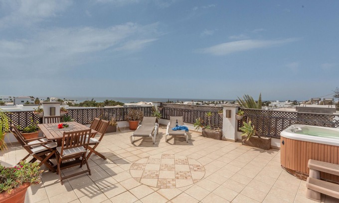 Costa Teguise Apartamento | Ático con jacuzzi, vistas al mar y al volcán