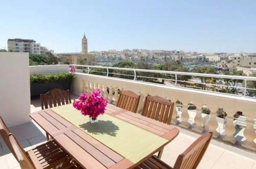 Marsaskala Apartamento | Penthouse with Picturesque Garden and Bayviews