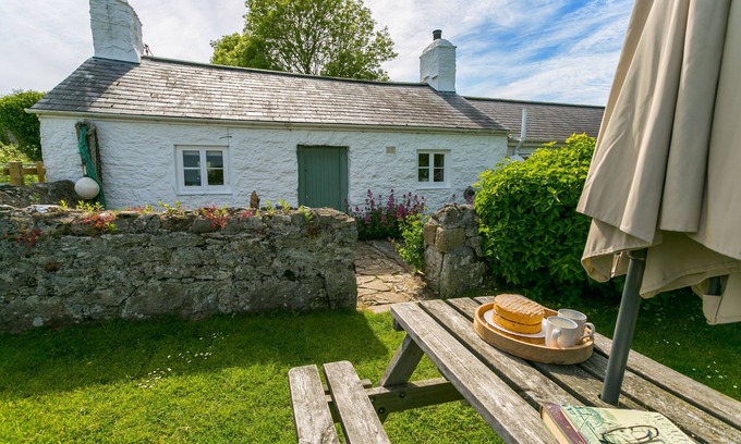 Penmon Apartamento | Pentir - a sea view that sleeps 6 guests in 3 bedrooms