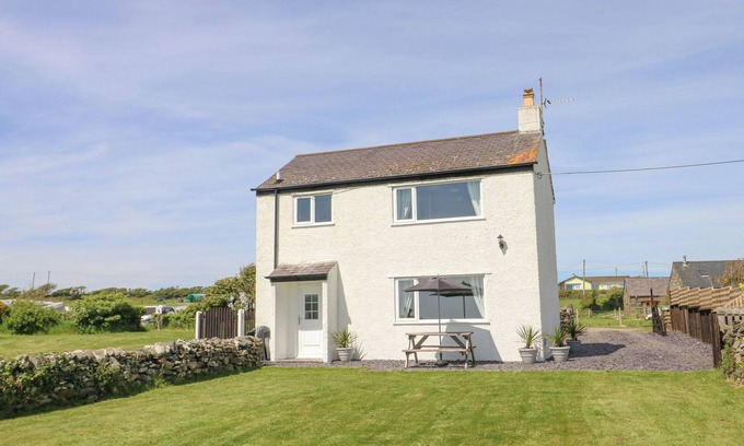 Rhoscolyn Cabaña | PENTRE IAGO, pet friendly, character holiday cottage in Rhoscolyn