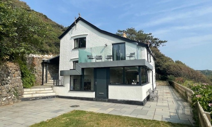 Crackington Haven Cabaña | Pentreath is a spacious and stylish five-bedroom retreat sleeping up to 10 guests