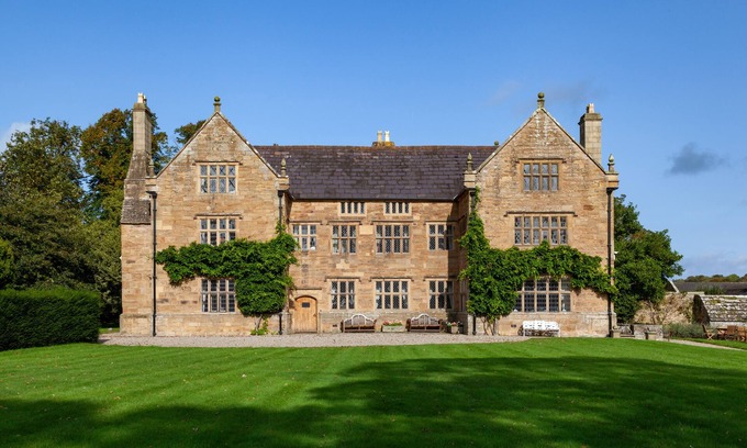 Mynydd Isa Casa | Pentrehobyn Hall sleeps 18