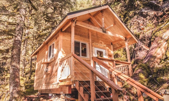 Seward Cabina | Pepper Creek Cabin ubicado en su propia playa privada.