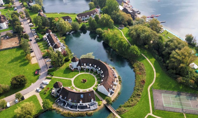 South Cerney Cabina | 'Pepperpot' Lodge on Isis & Windrush Lakes with Great On-site Facilities