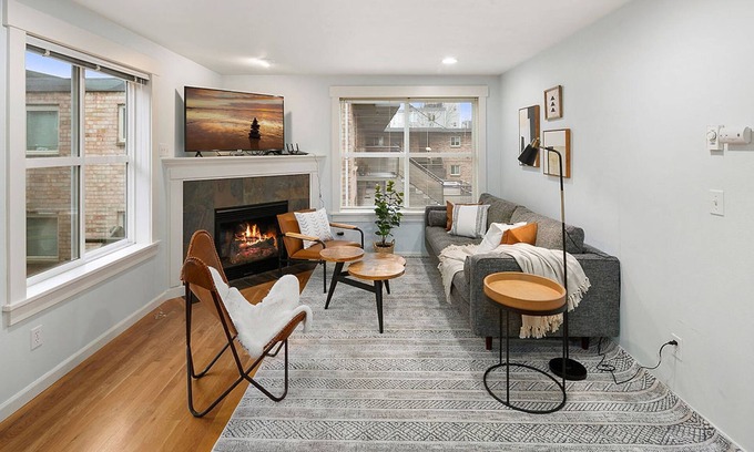 East Queen Anne Casa | Perch - Aurora Abode: Walk to Space Needle | Pet & Family | Parking