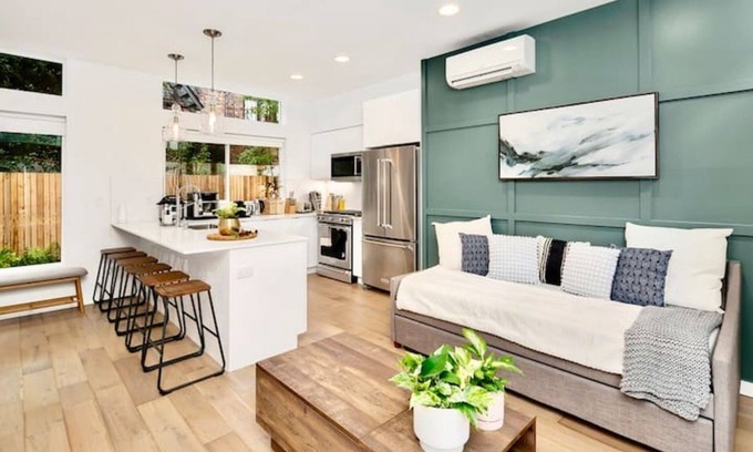 Broadway Casa | Perch - Capitol Luxe Eight: Walk Score 96! Heart of Capitol Hill