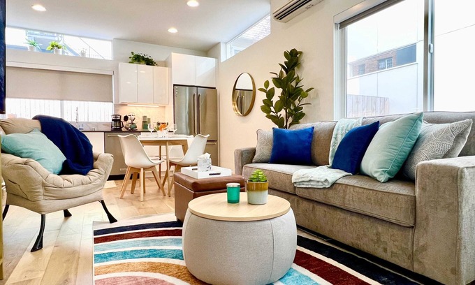 Broadway Casa | Perch - Capitol Luxe Two: High Walk Score | SEA Retreat | Heart of CapHil