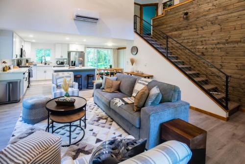 Paradise Estates Casa | Perch - Evergreen Cabin