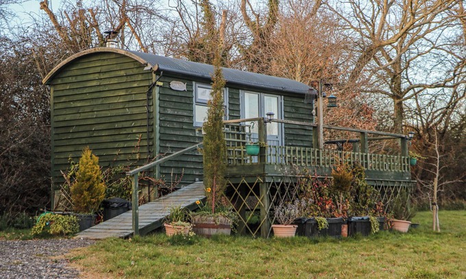 Hadlow Down Cabaña | PERCH HUT, pet friendly, character holiday cottage in Crowborough