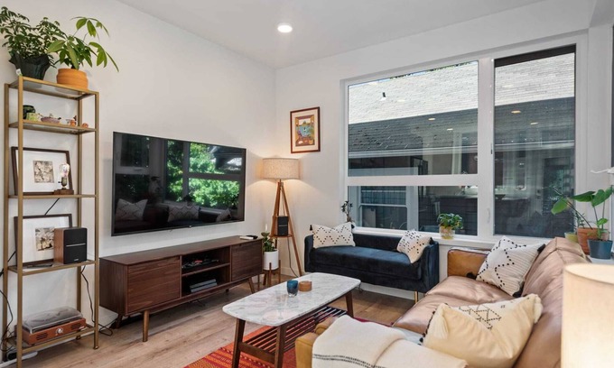 Broadway Casa | Perch - Urban Abode 22: Modern & Stylish Townhome; Heart of Capitol Hill