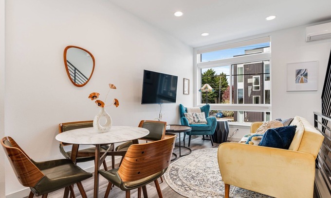 Fremont Casa | Perch - Woodland Suite: Chic Townhome Steps from Woodland Zoo w/ Parking