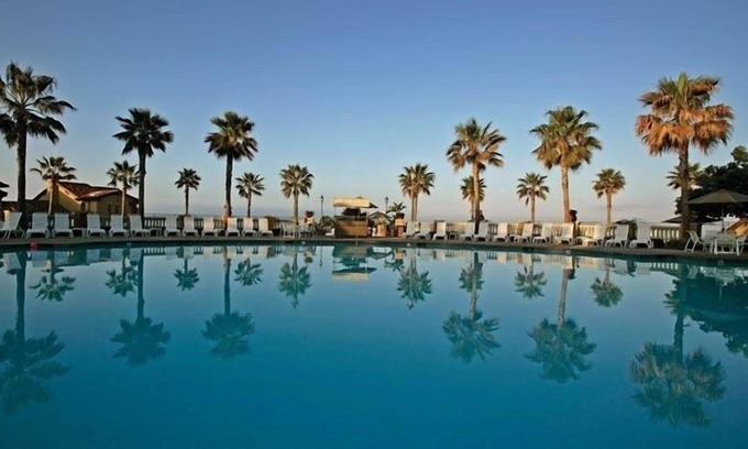 Newport Coast Villa | Encaramado en un acantilado con vistas a la hermosa costa de Newport.