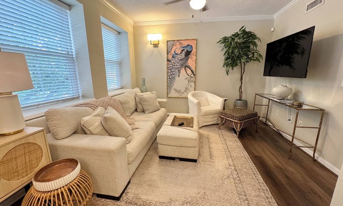 Auburn Condominio | Perfect 2BR Condo in Downtown Auburn! 2 min walk to campus + 2 Parking Passes!!
