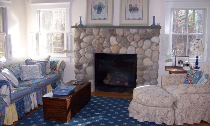 Edgartown Cabaña | Cottage romántico situado entre preciosos jardines -Only paseo a la ciudad