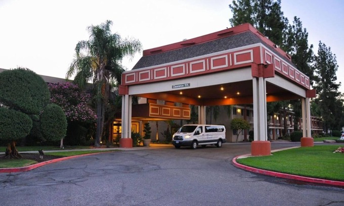 Raisin Hotel | Perfect Airport Stop – 4 Relaxing Units w/Shuttle, Onsite Dining