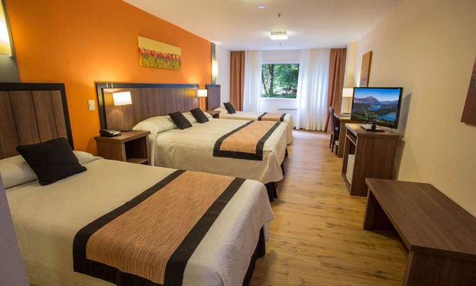 San Carlos de Bariloche Hotel | Perfect Hideaway: Garden View Room Near Nahuel Huapi Lake and Playa Del Centro