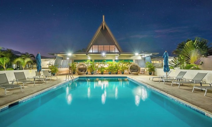 Kahului Hotel | Perfect Beach Destination! 4 Stylish Ocean View Room w/ Outdoor Pool + Fireplace