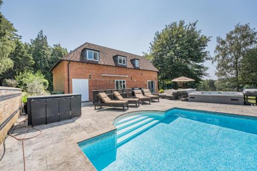 Maidstone Casa | Perfect Booking Luxury Home With Pool and Gym